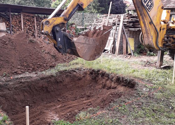 Instalace rentenční jímky a její přípojení; sanace nadzákladového zdiva metodou chemické injektáže