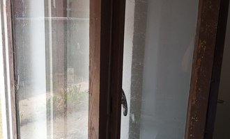 Renovace špaletového okna a dřevěných dveří - stav před realizací