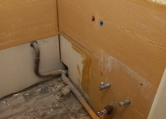 Výměna vany a obložení umakrtové koupelny