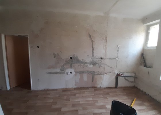 Větší úpravy stěn a malování v bytě