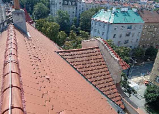 Drobná oprava střechy - odlétlý hřebe střešního vikíře