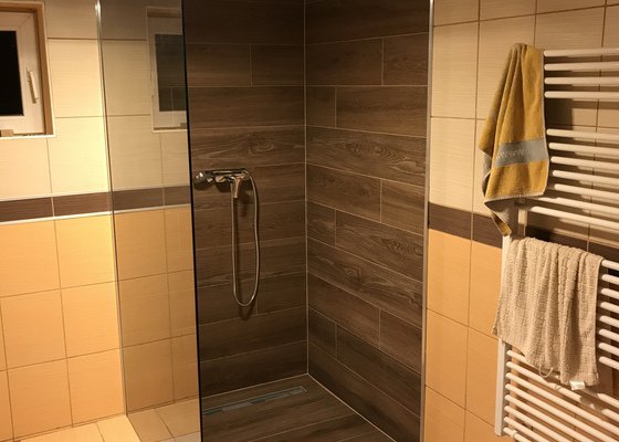 Rekonstrukce koupelny a wc + malování obklady pokoj balkon dřevo vymalba výměna vypínače a zasuvek