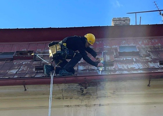 Čištění žlabů a drobná oprava strechy