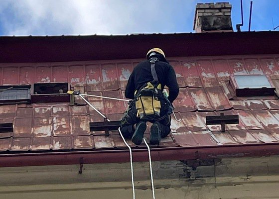 Čištění žlabů a drobná oprava strechy