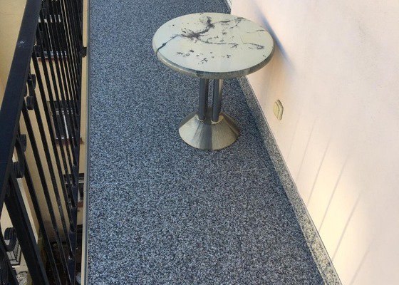Kamínkový koberec na balkónový ochoz