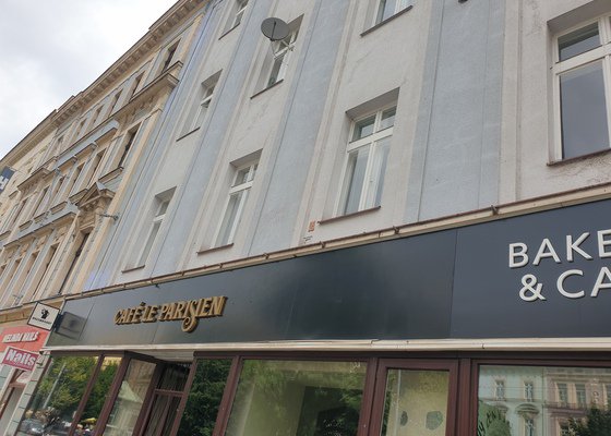 Demontáž a montáž nového oplechování nad shopfrontem restaurace