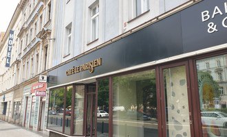 Demontáž a montáž nového oplechování nad shopfrontem restaurace - stav před realizací