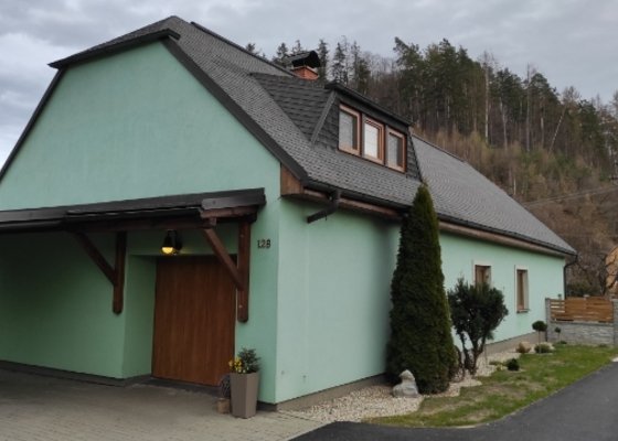 Nátěr fasády na bílo s barevnými špaletami cca180m2 RD Dlouhomilov