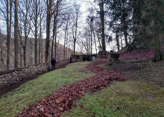 Úklid listí na státním hradu v Liticích nad Orlicí