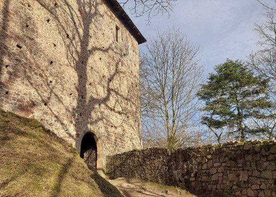 Úklid listí na státním hradu v Liticích nad Orlicí