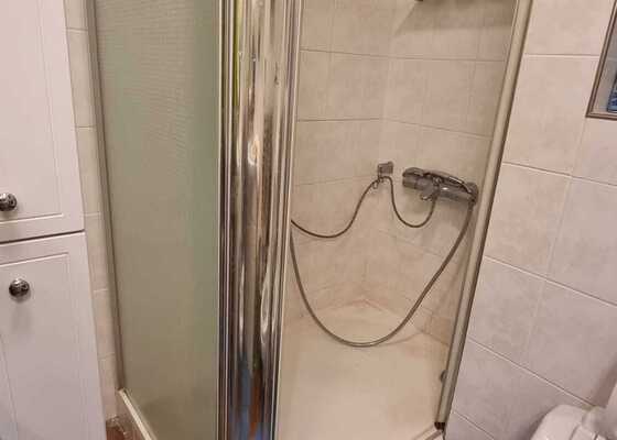 Vyměnit prasklou sprchovou vaničku