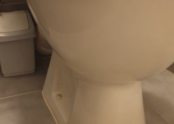 Upevnit kývající se WC mísu