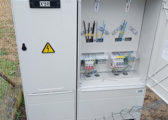 Montáž elektroměrového rozváděče včetně pilíře.