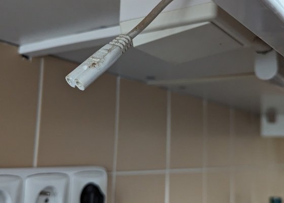 Instalace bezpečnostního kování +světla nad kuchyňskou linkou - stav před realizací