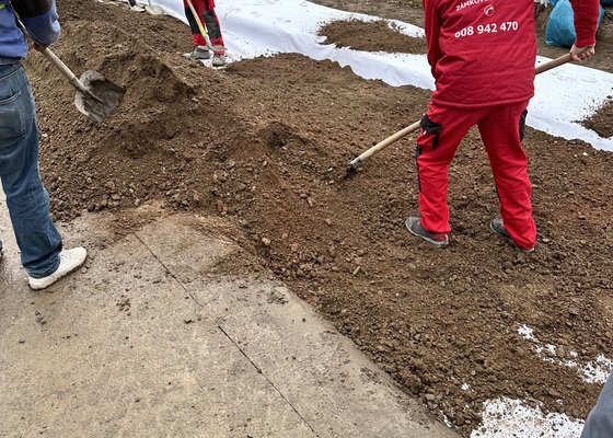 Vlaková zastávka a parkovací stání s chodníkem