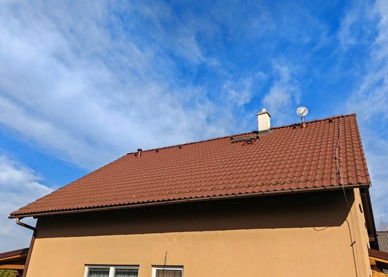 Očištění tašek na sedlové střeše rodinného domu.