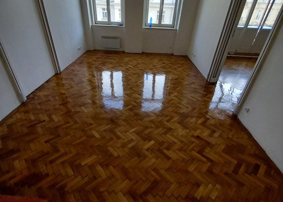 Renovace parket broušení tmelení a lakování