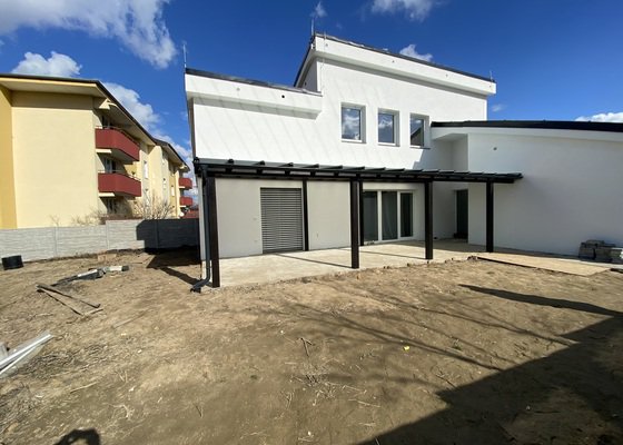 Pergola se skleněným zastřešením