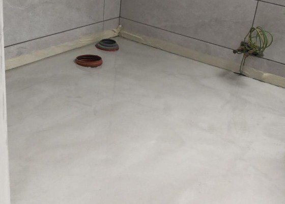 Litá designová epoxidová podlaha v koupelně
