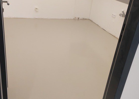 Litá jednobarevná epoxidová podlaha v kancelářské kuchyňce
