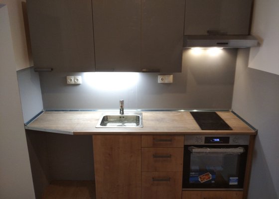 Nová kuchyně 218 cm v bytě 1+1 a podlaha