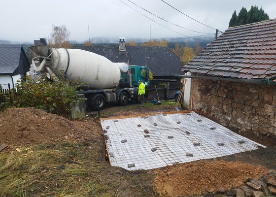 Zbourat dřevěnou kůlnu a postavit novou v Dobřívě u Rokycan