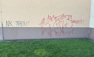 Odstranění graffiti z fasády - stav před realizací