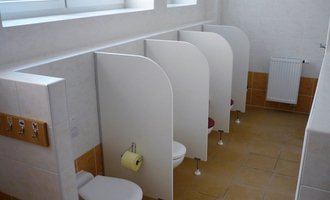 WC zástěna do školky - stav před realizací