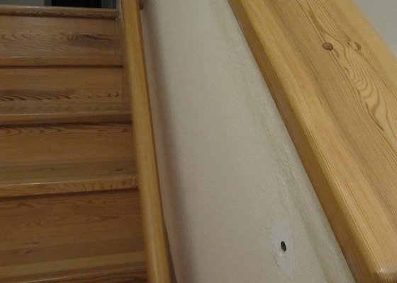 Oprava dřevěného schodišťového madla, oprava dveří