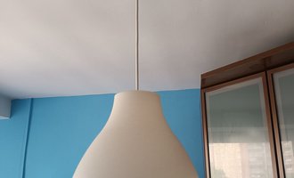 Tyč na závěsy, zkrácení šnůry u lampy - stav před realizací