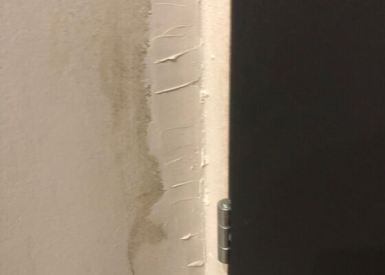 Oprava zdi a omítky po instalaci bezpečnostních dvěří