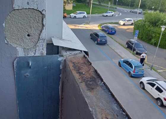 Venkovní parapet na balkonové zábradlí