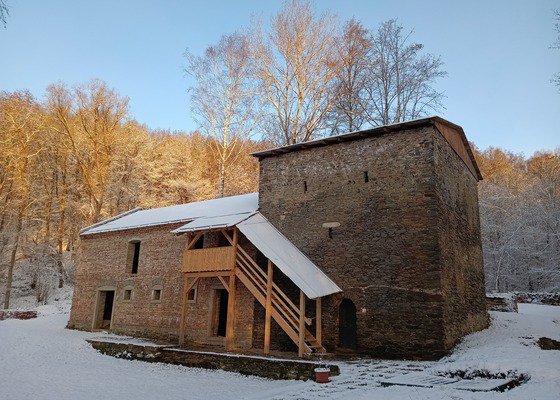 Nový krov a schodiště na tvrzi Pomezná