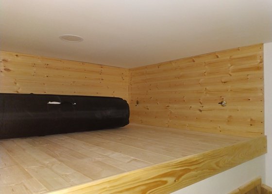 Dřevěné obložení stěn patra na spaní