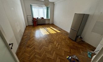 Renovace parketové podlahy 1+kk, Praha 5 - stav před realizací