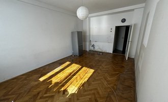 Renovace parketové podlahy 1+kk, Praha 5 - stav před realizací