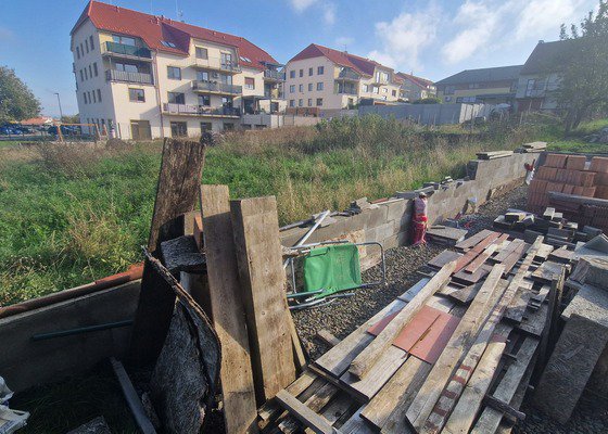 Stavba betonového plotu