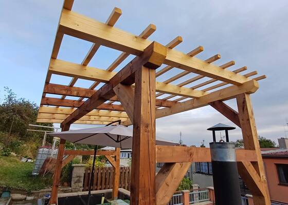 Pergola asi 20 metrů čtverečních v zahradě, malý dřevník