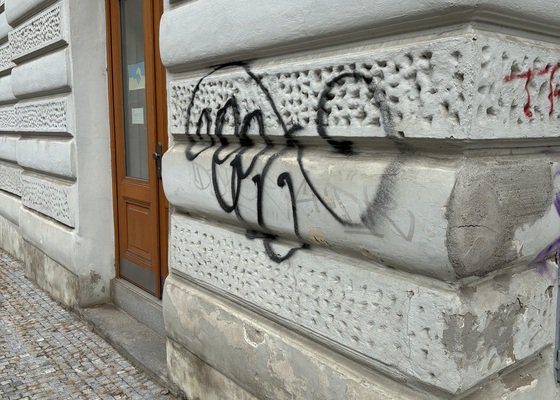 Nátěr fasády přes graffitti