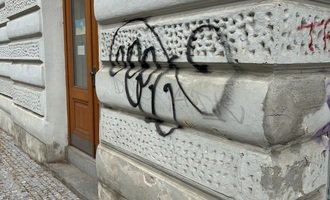 Nátěr fasády přes graffitti - stav před realizací