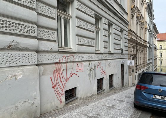 Nátěr fasády přes graffitti