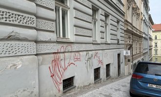 Nátěr fasády přes graffitti - stav před realizací