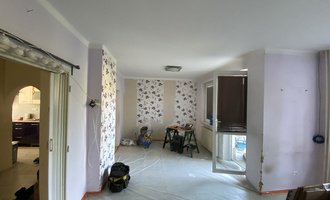 Výmalba 200m2 podlahové plochy, renovace garážových vrat, opravy omítek, škrabaní a provedení nových omítek+ laminátová podlaha 1.NP komplet