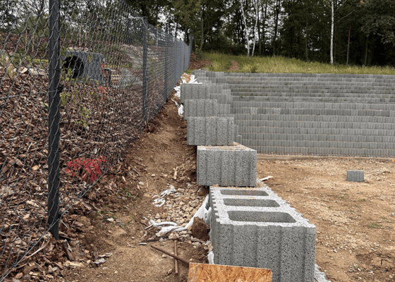 Stavba opěrné zdi s betonovými základy