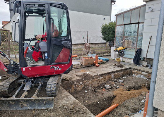 Výkop betonového základu, zasypání jímky a napojení odpadu na veřejnou kanalizac