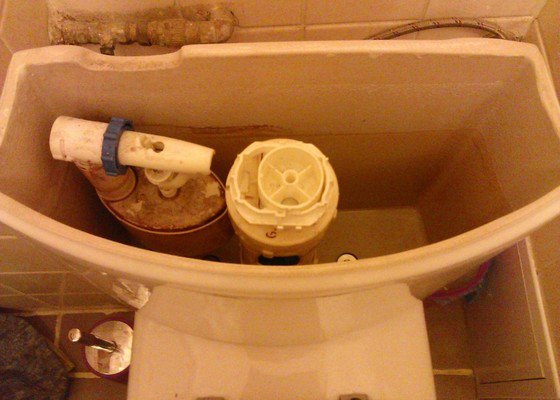 Oprava protékajícího WC - stav před realizací