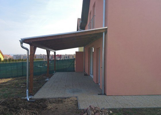 Pergola na zahradě u domu (8,5 x 3m)