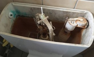 Výměna splachovacího mechanismu u WC - stav před realizací