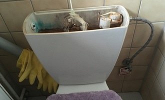 Výměna splachovacího mechanismu u WC - stav před realizací